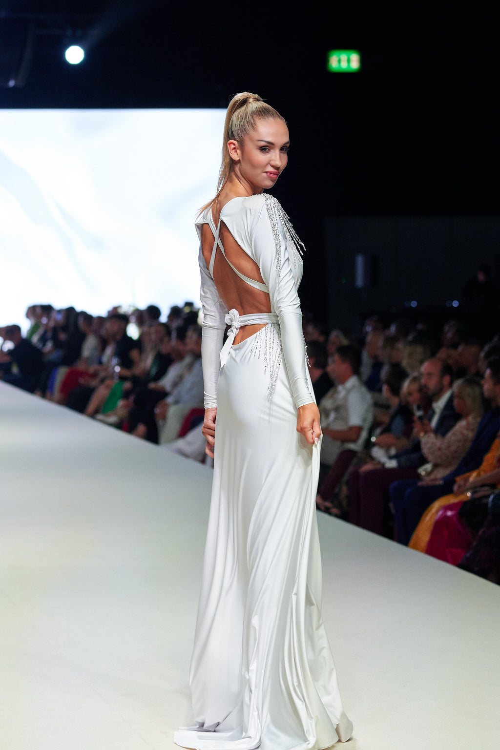 BÍLÉ ŠATY S KORÁLKY