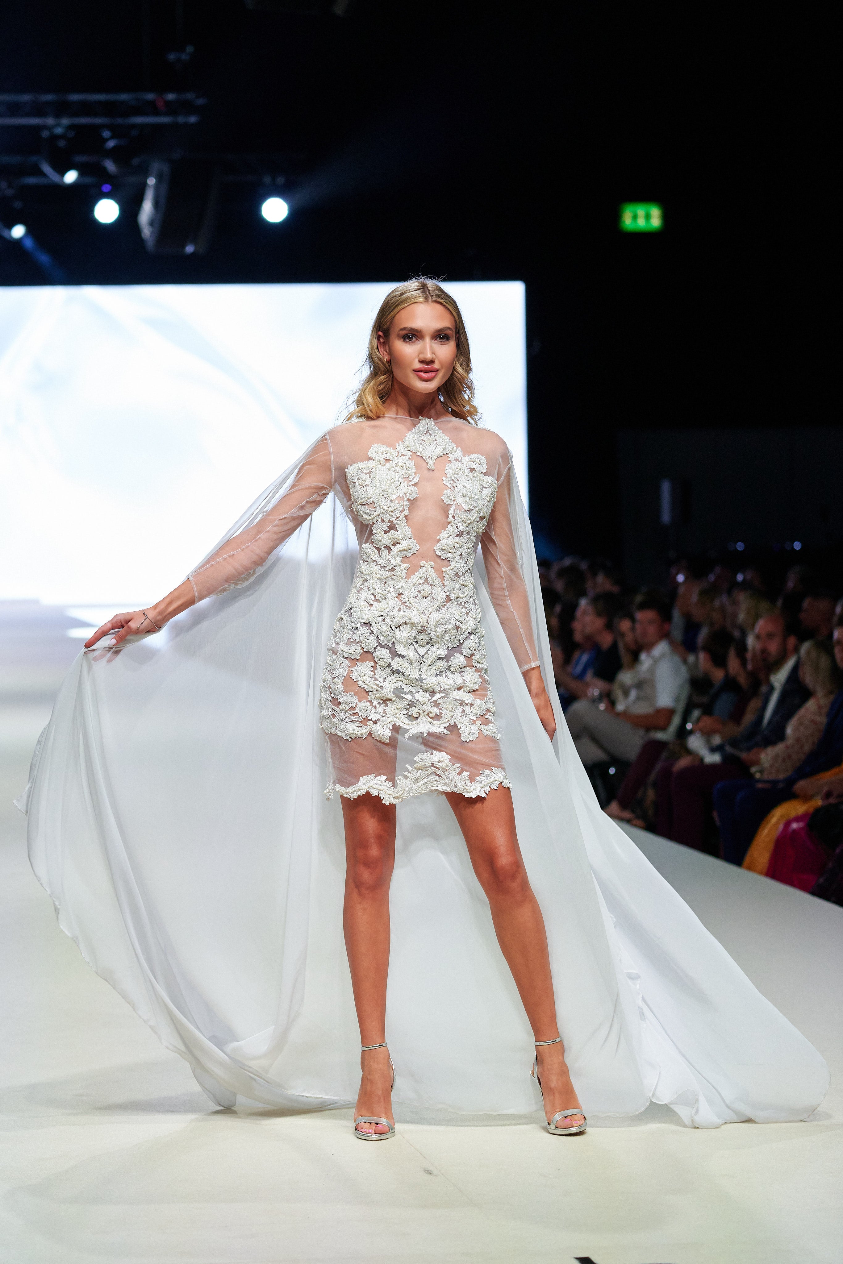 BÍLÉ VYŠÍVANÉ ŠATY