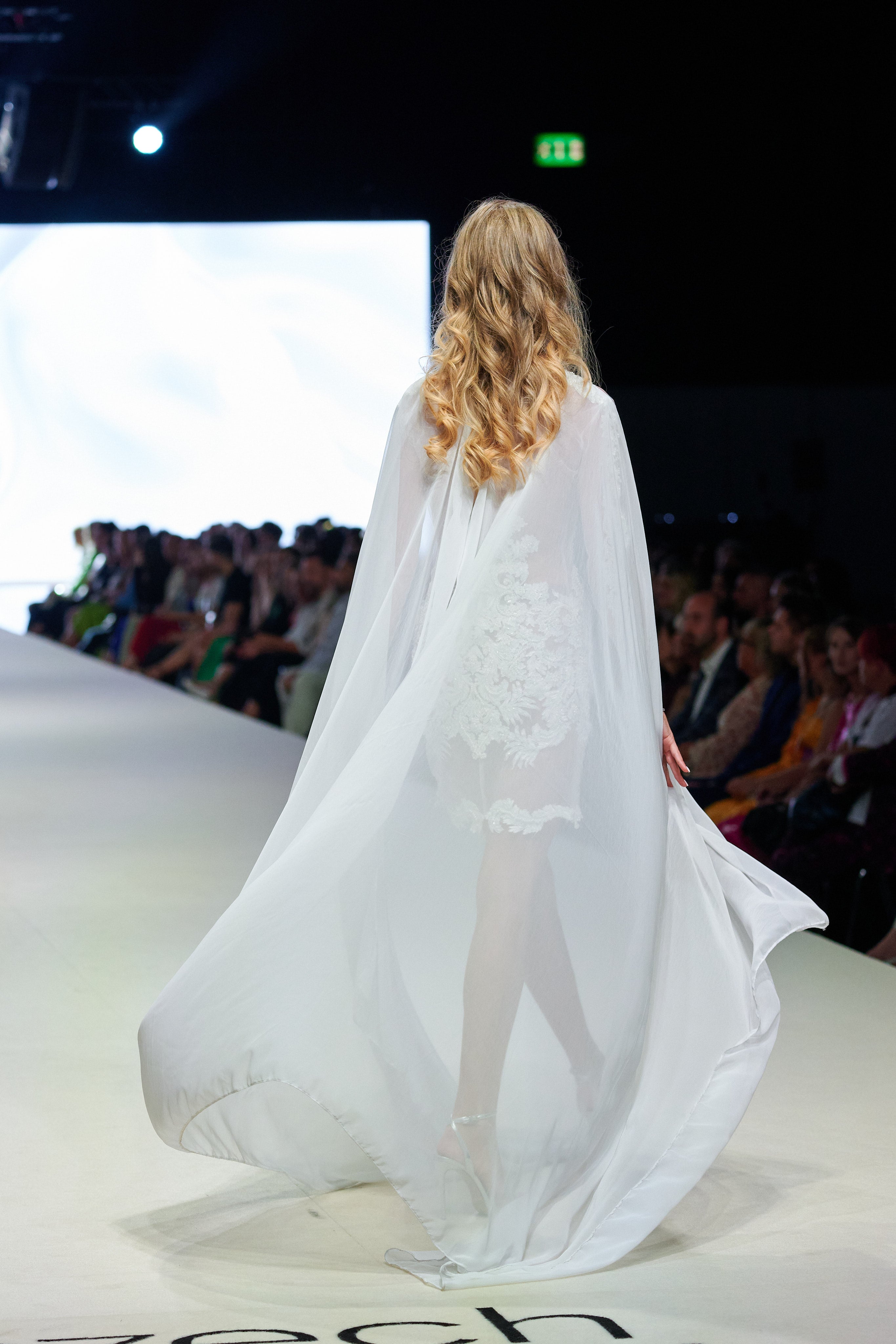 BÍLÉ VYŠÍVANÉ ŠATY