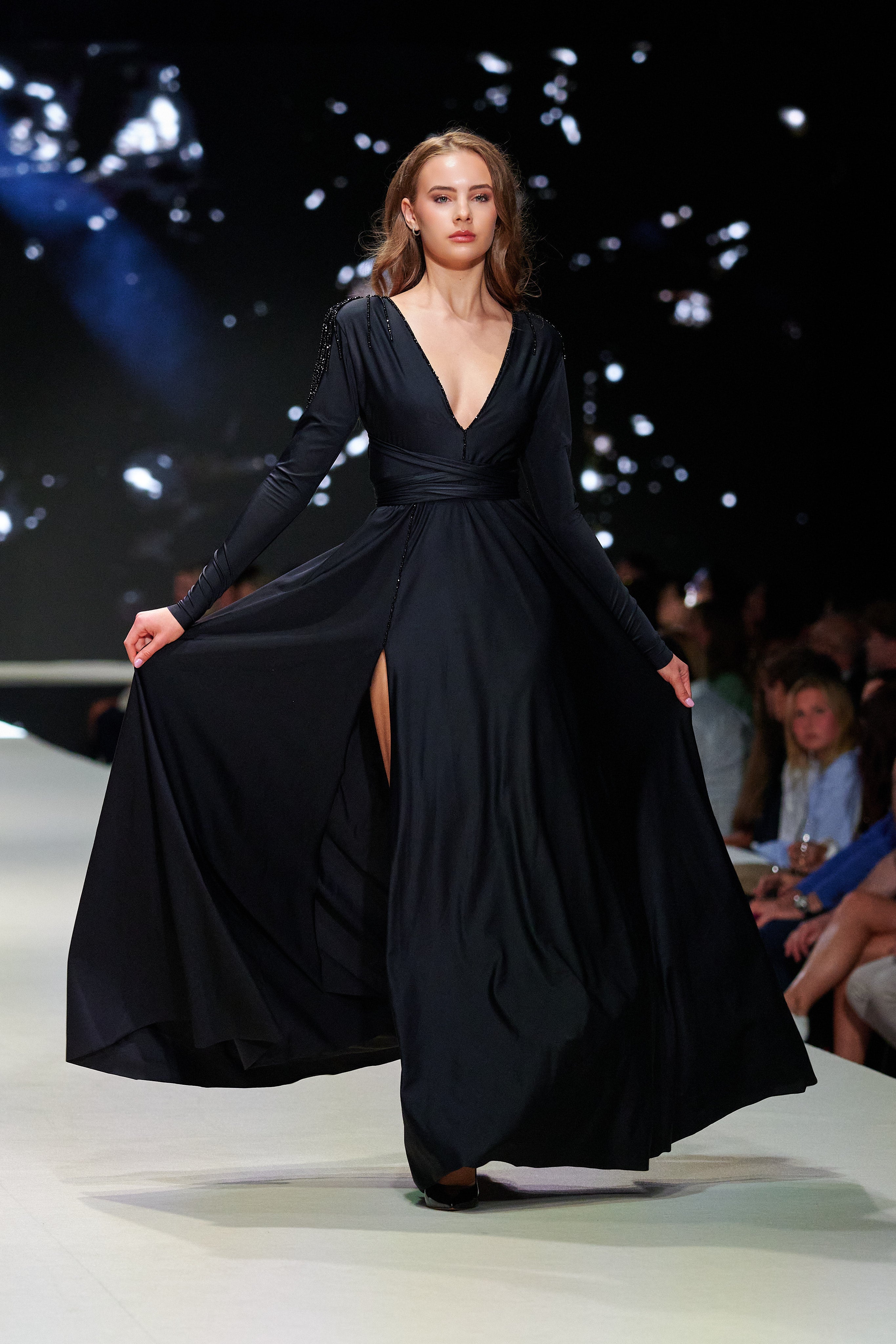 ČERNÉ ŠATY S KORÁLKY