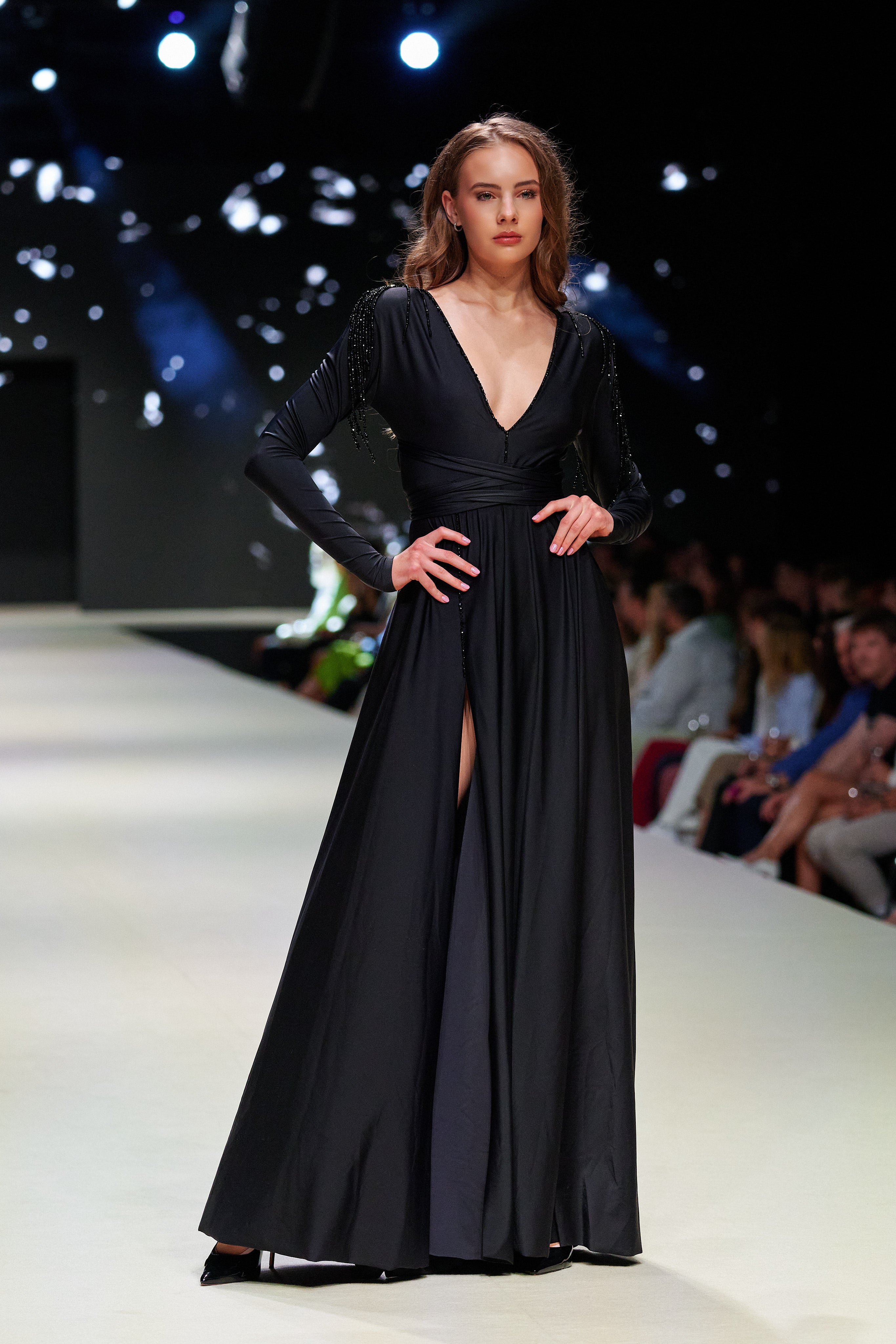 ČERNÉ ŠATY S KORÁLKY