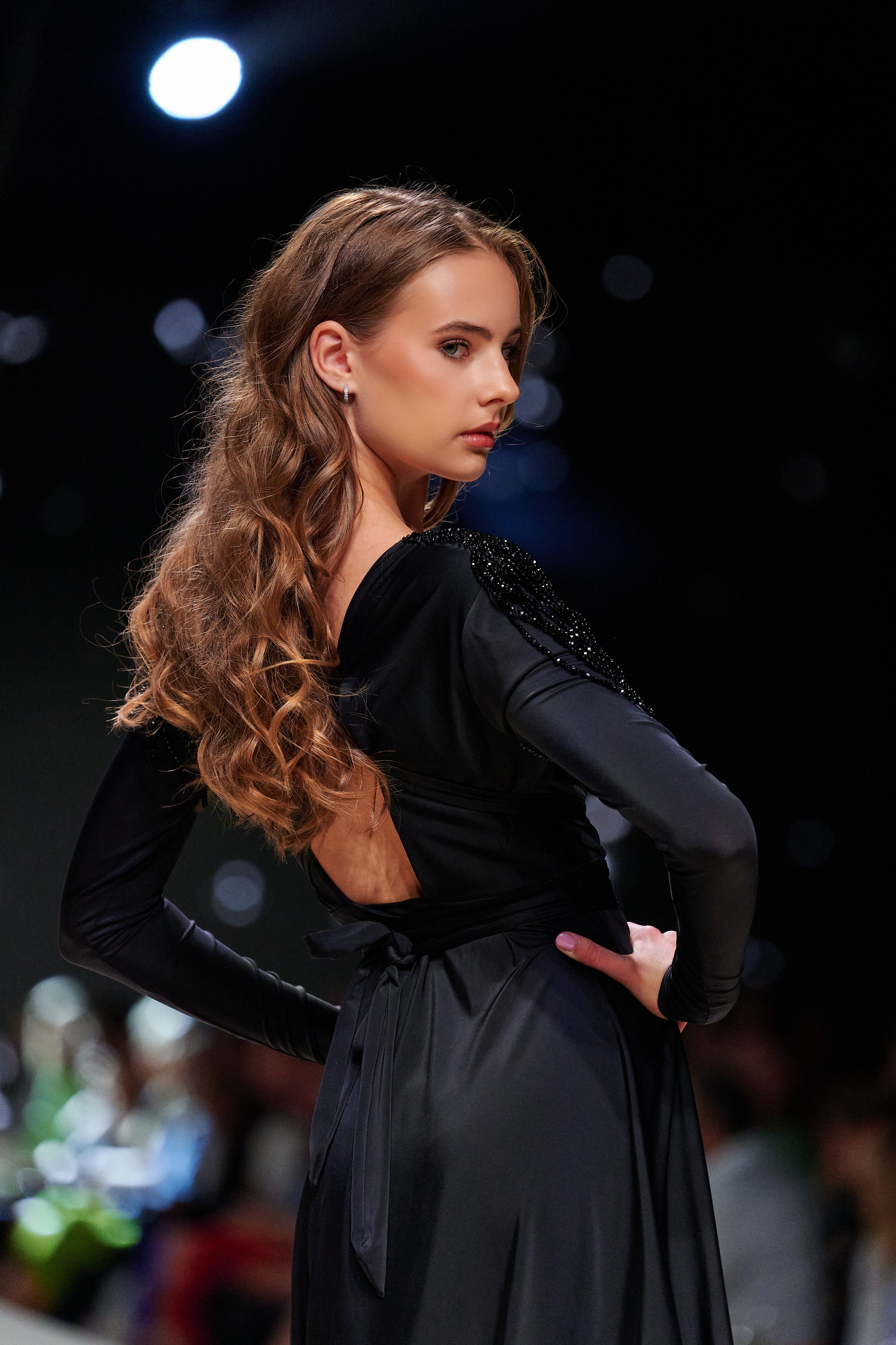 ČERNÉ ŠATY S KORÁLKY