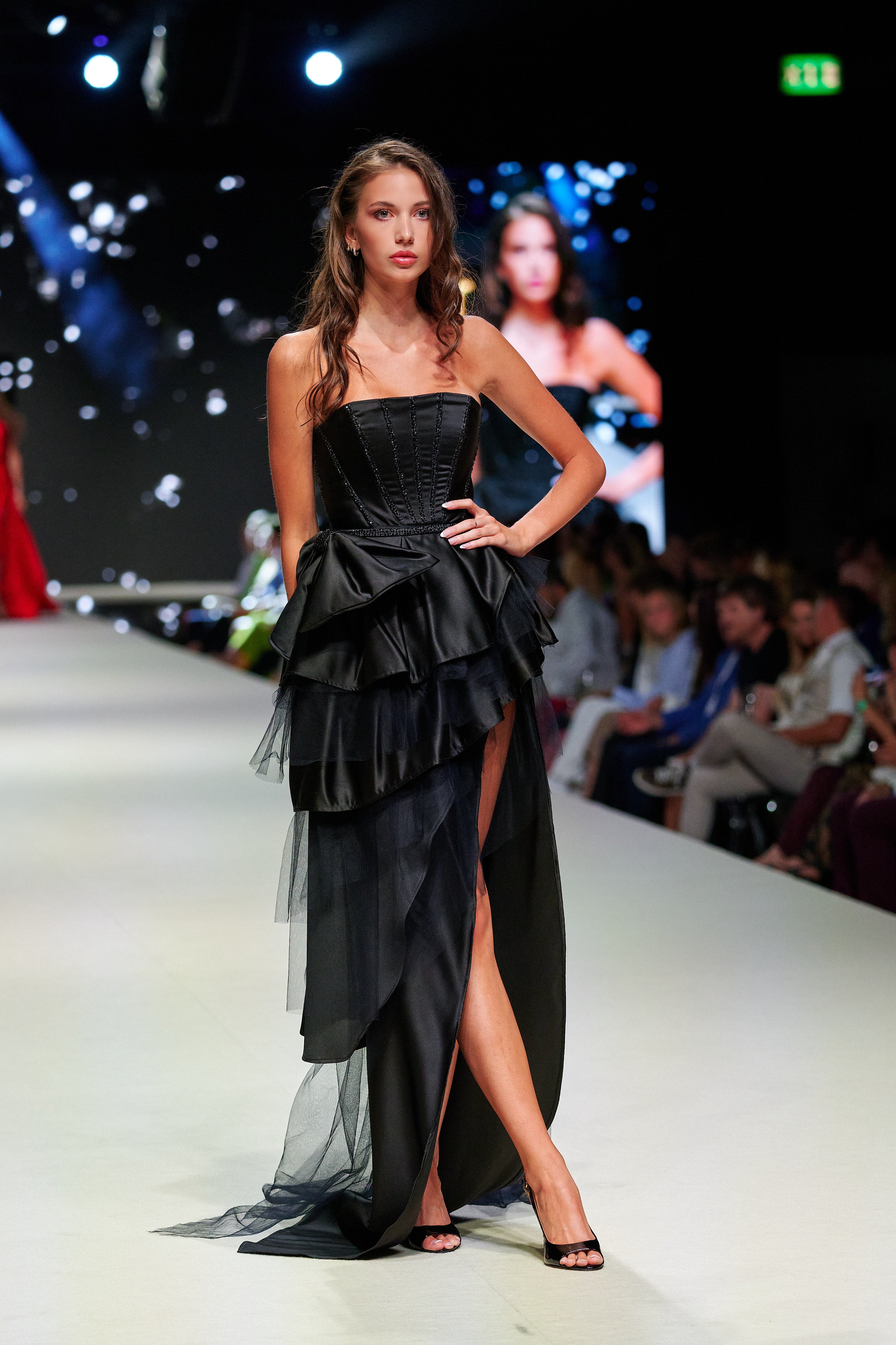 ČERNÉ ŠATY S KORZETEM