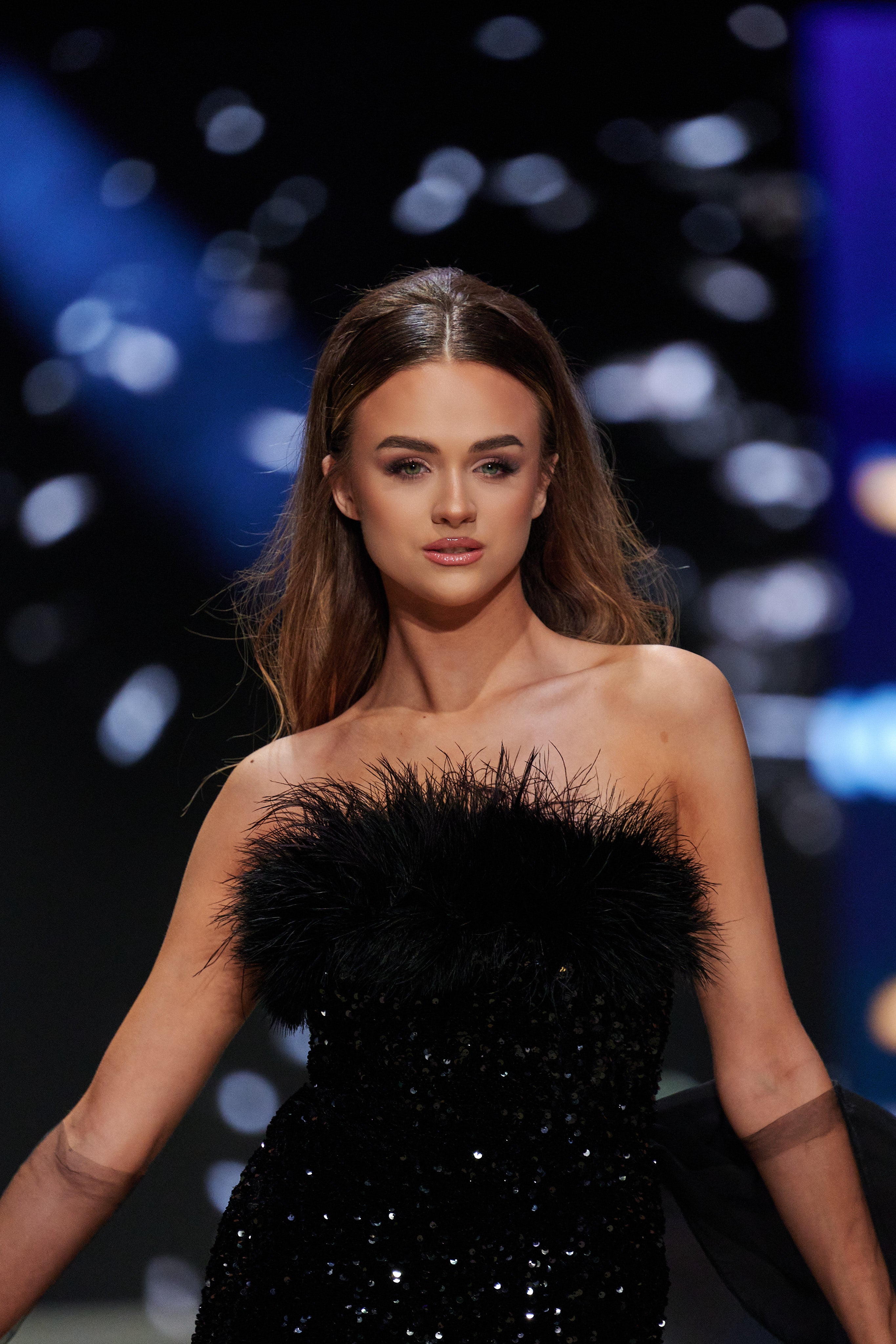 ČERNÉ ŠATY S PEŘÍM