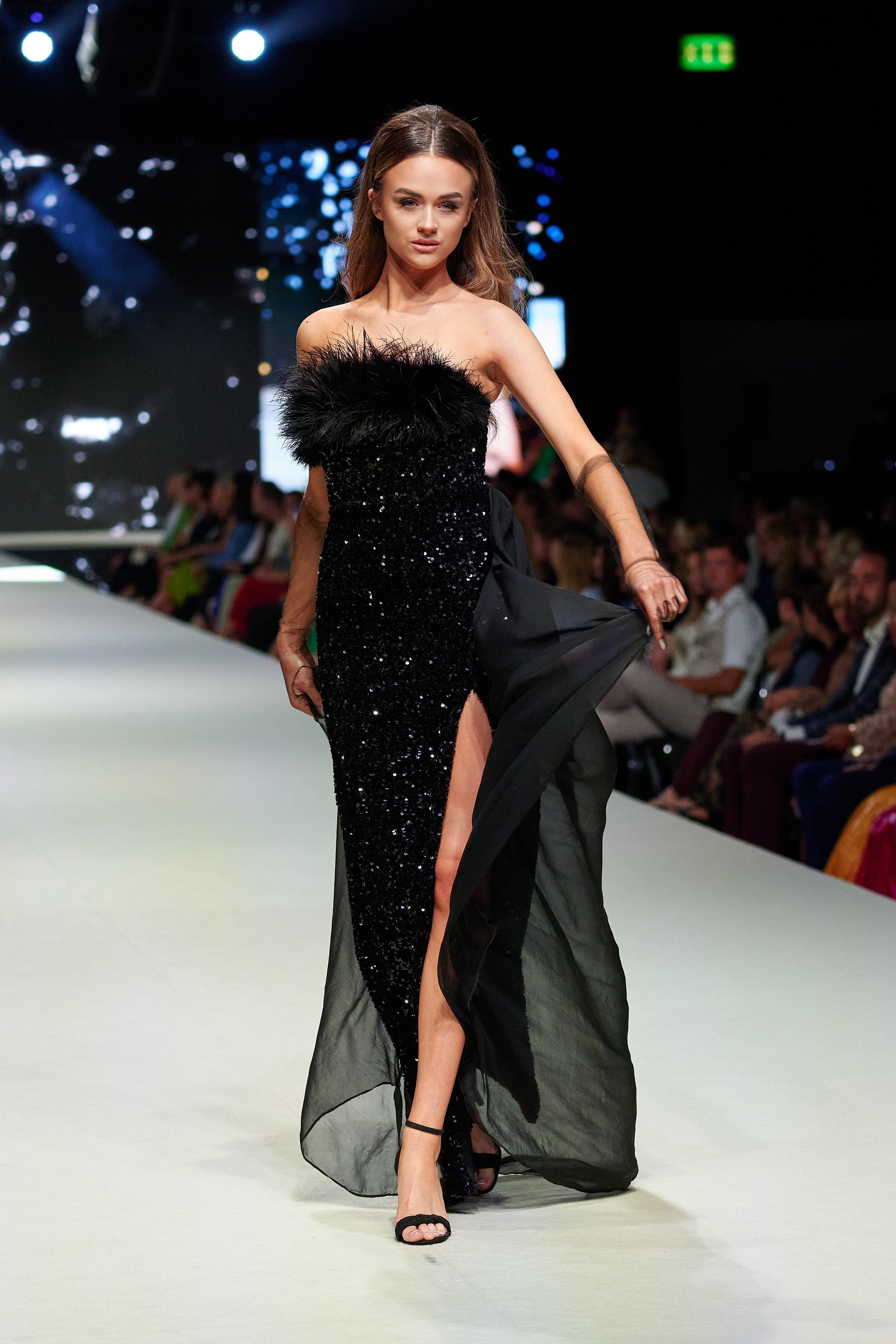 ČERNÉ ŠATY S PEŘÍM