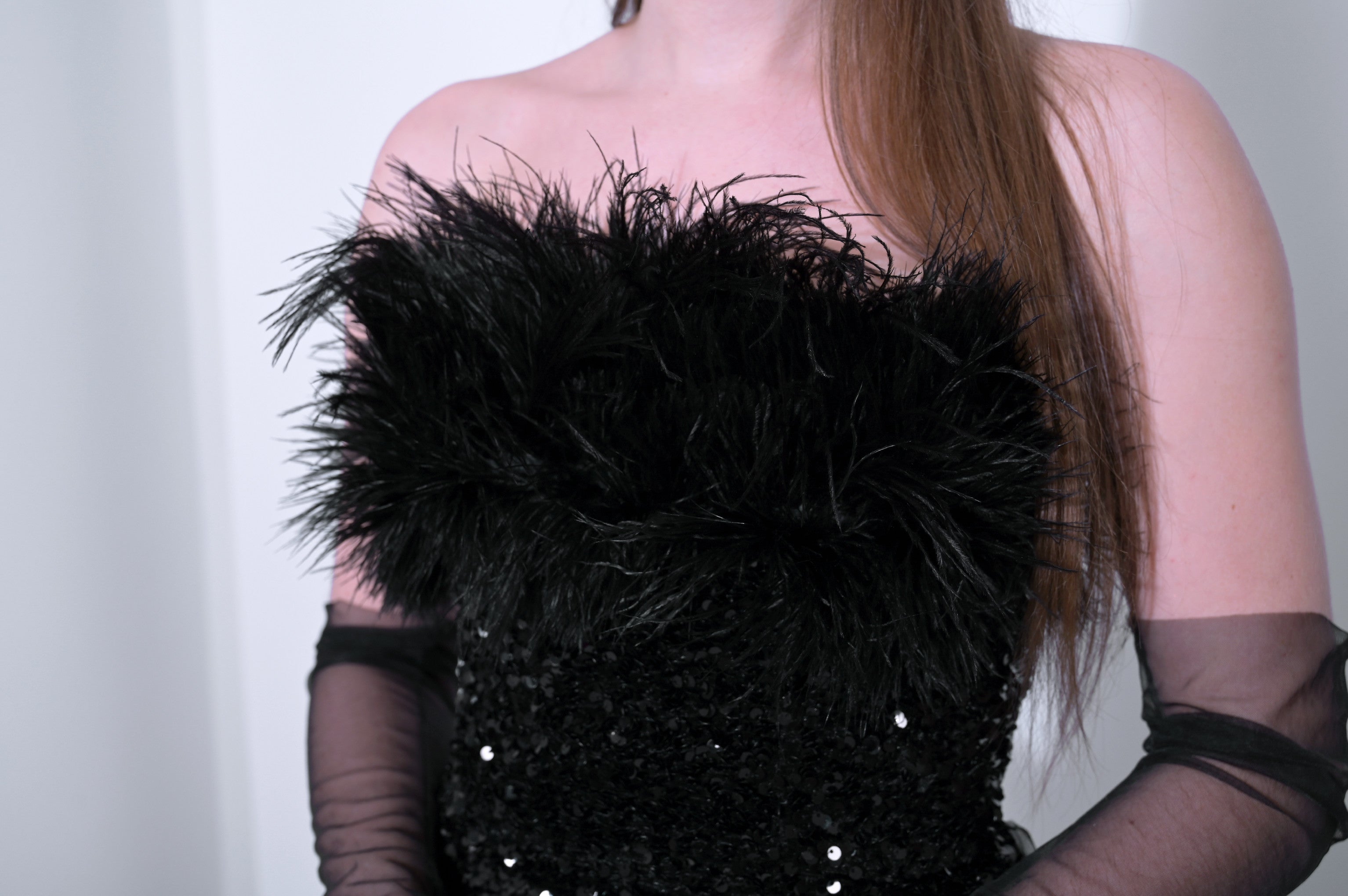 ČERNÉ ŠATY S PEŘÍM