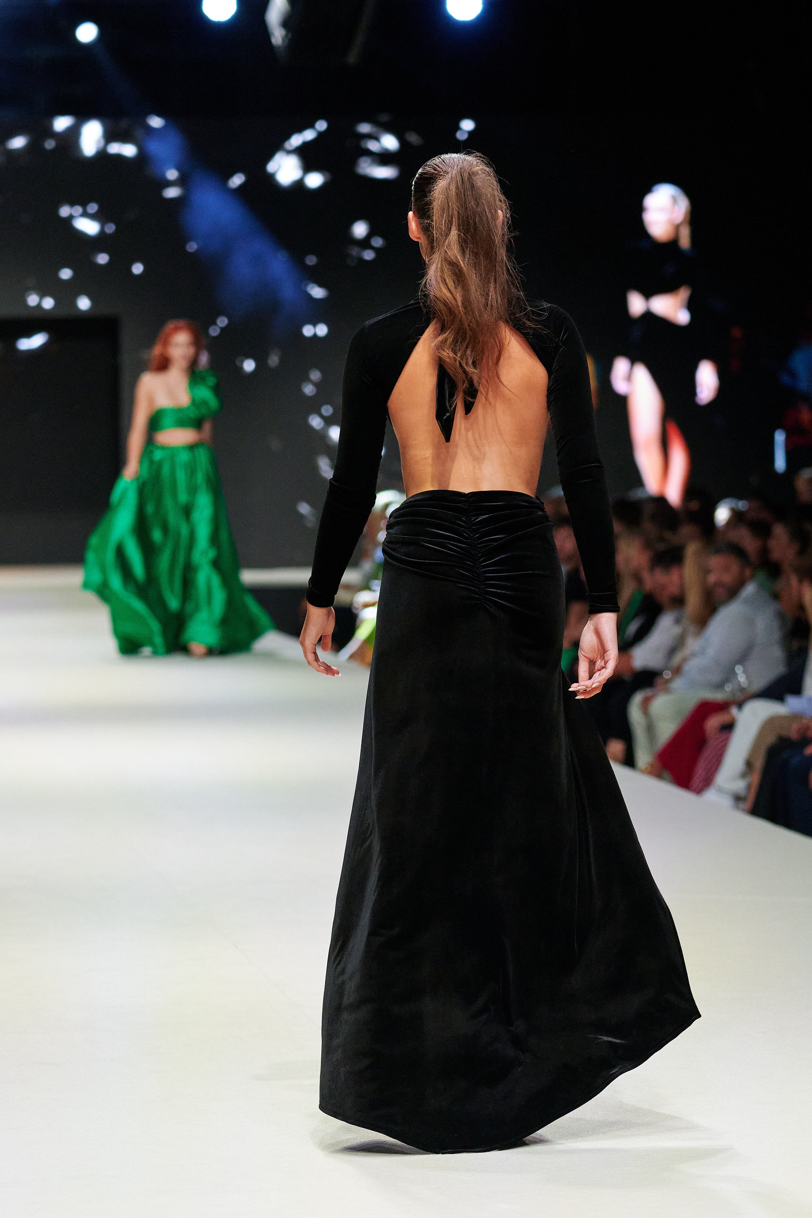 ČERNÉ SAMETOVÉ ŠATY