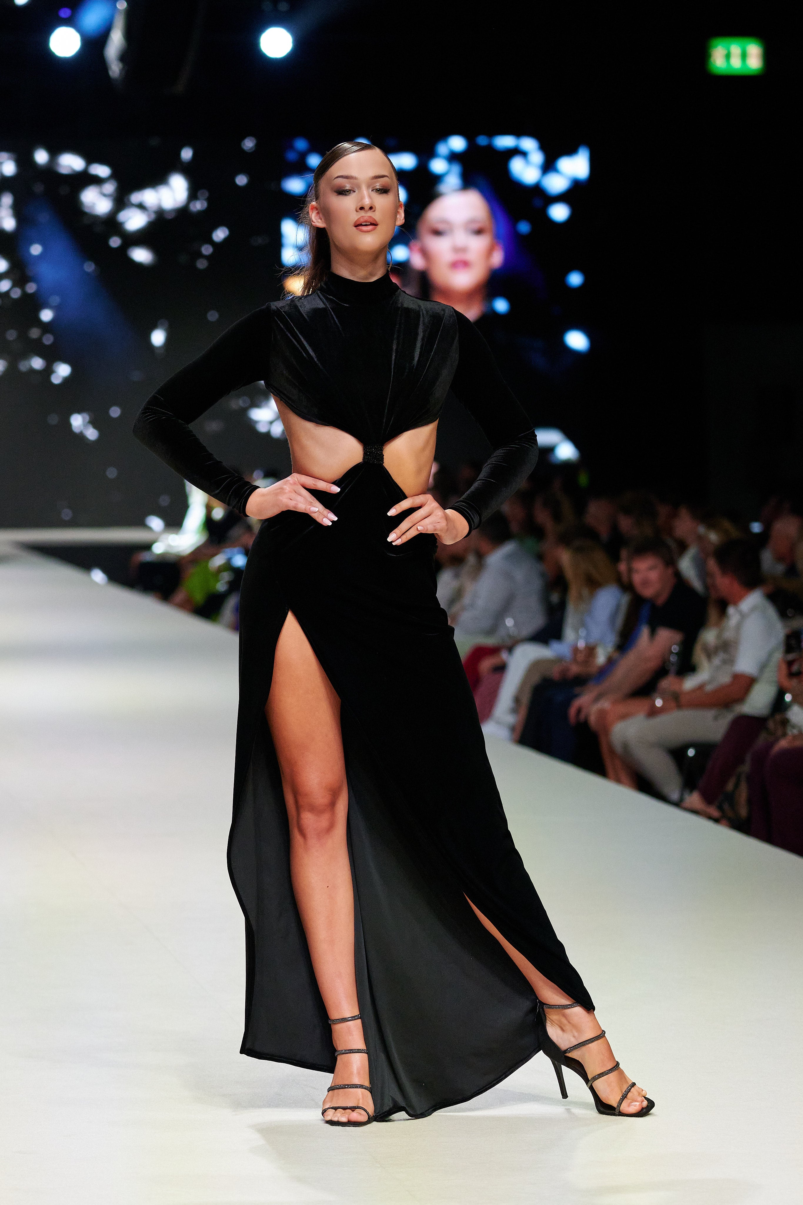 ČERNÉ SAMETOVÉ ŠATY