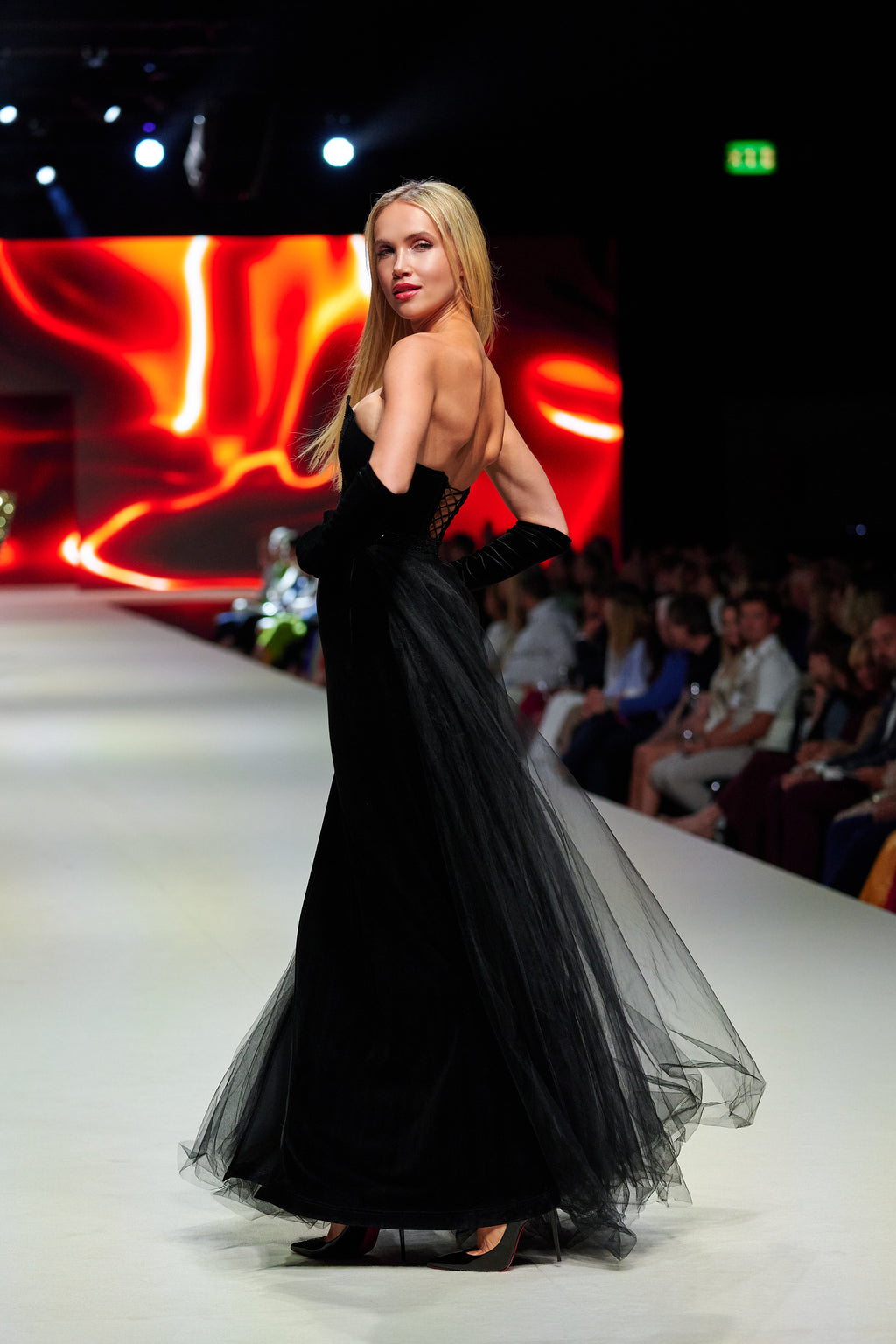 ČERNÉ SAMETOVÉ ŠATY S TYLOVOU SUKNÍ