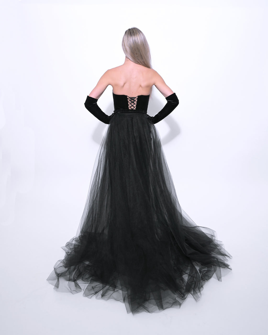 ČERNÉ SAMETOVÉ ŠATY S TYLOVOU SUKNÍ