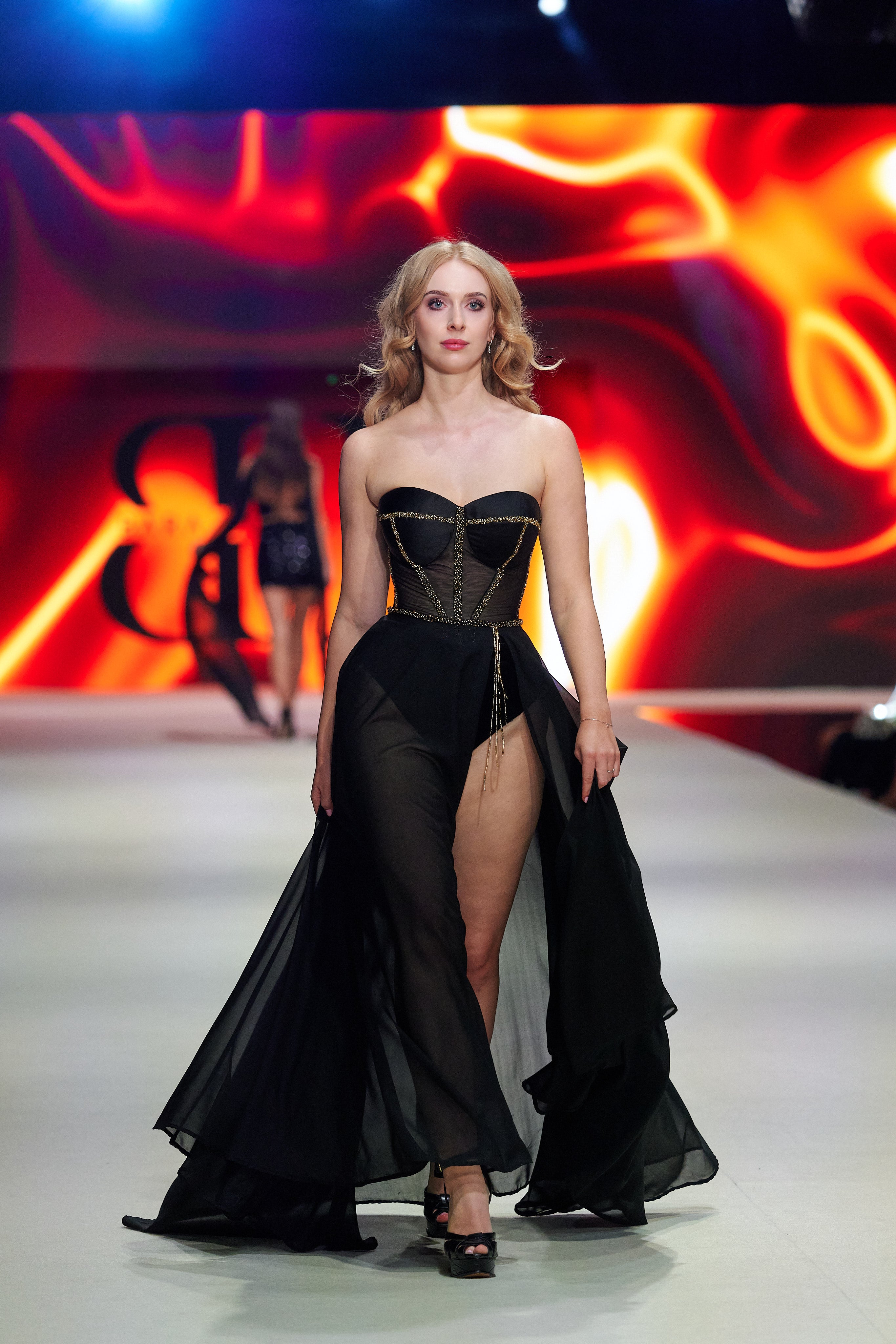 ČERNÉ ŠATY SE ZLATÝM KORZETEM