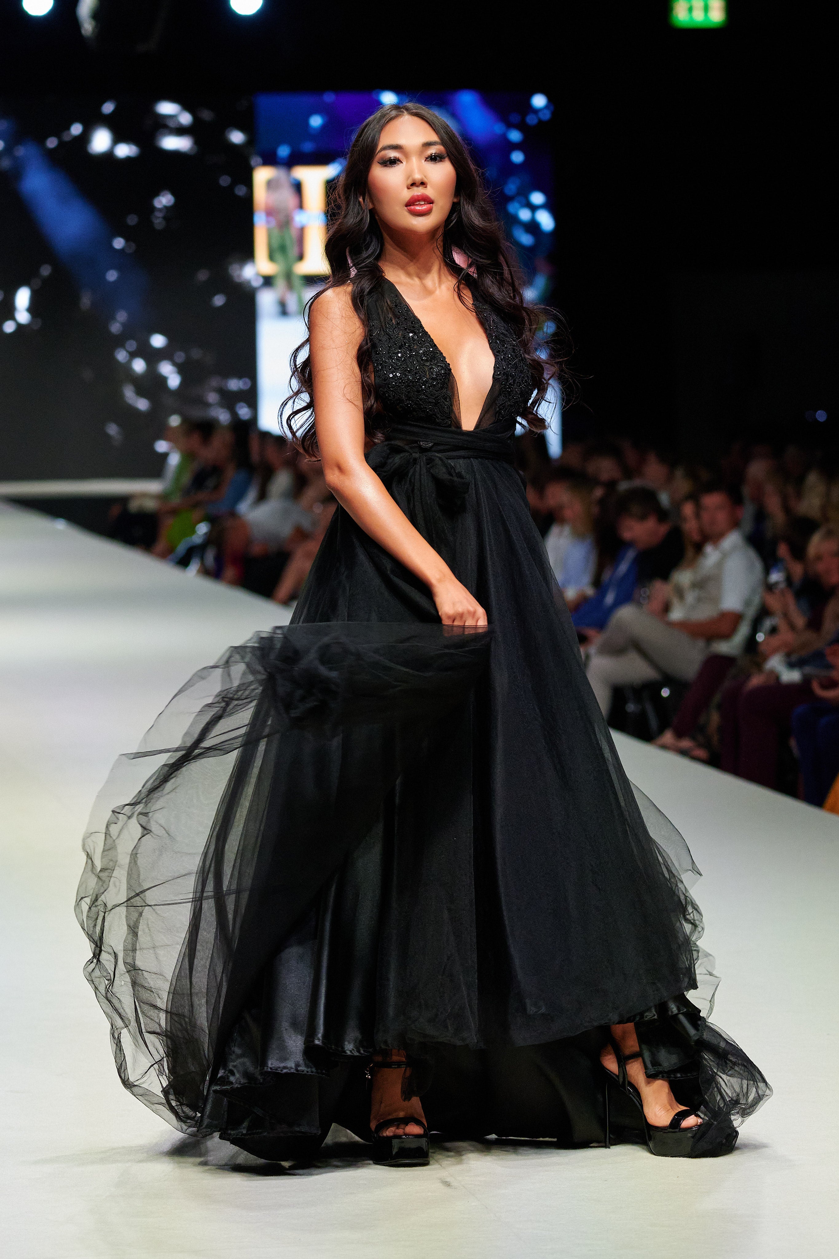 ČERNÉ TYLOVÉ ŠATY