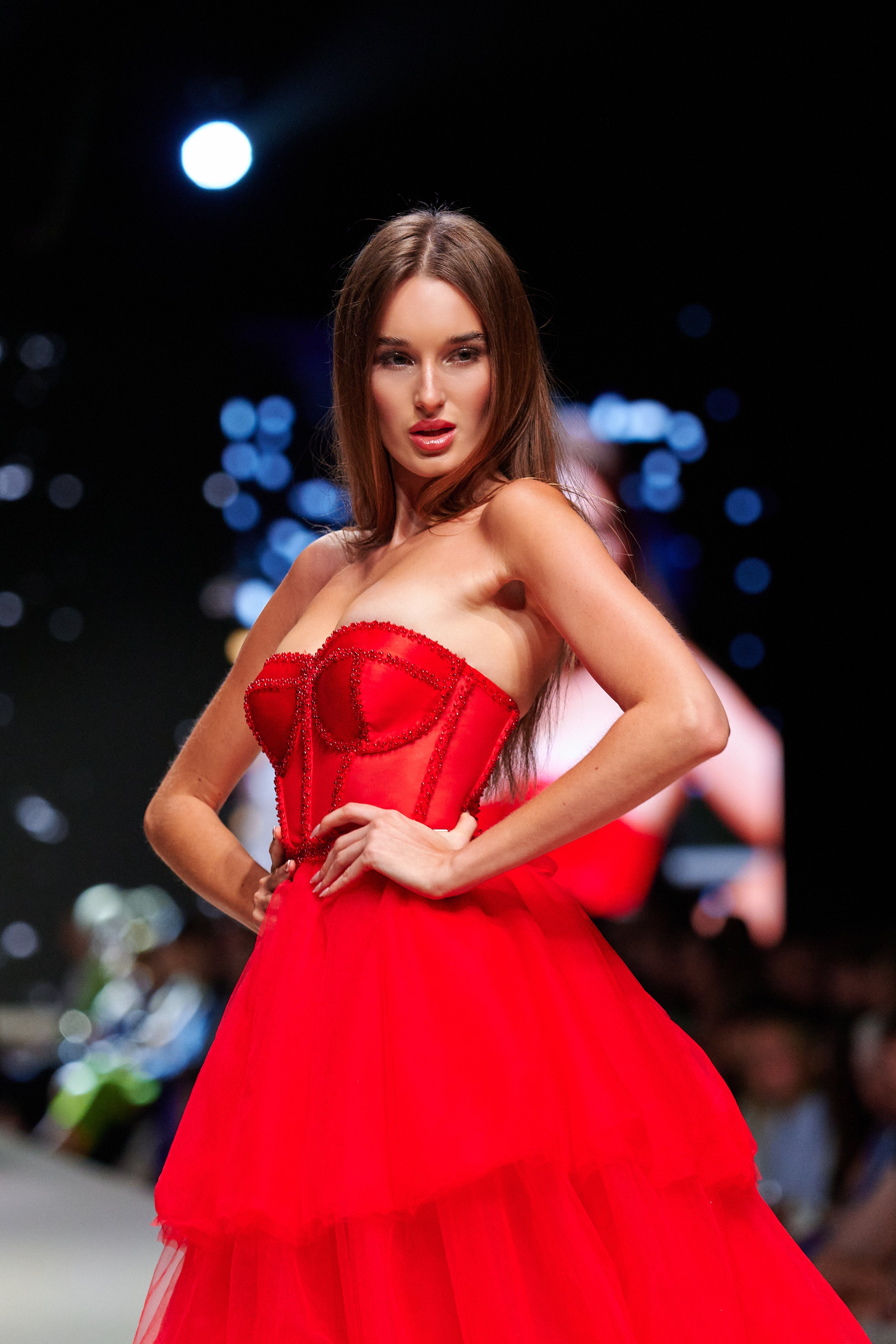 ČERVENÉ ŠATY S KORZETEM