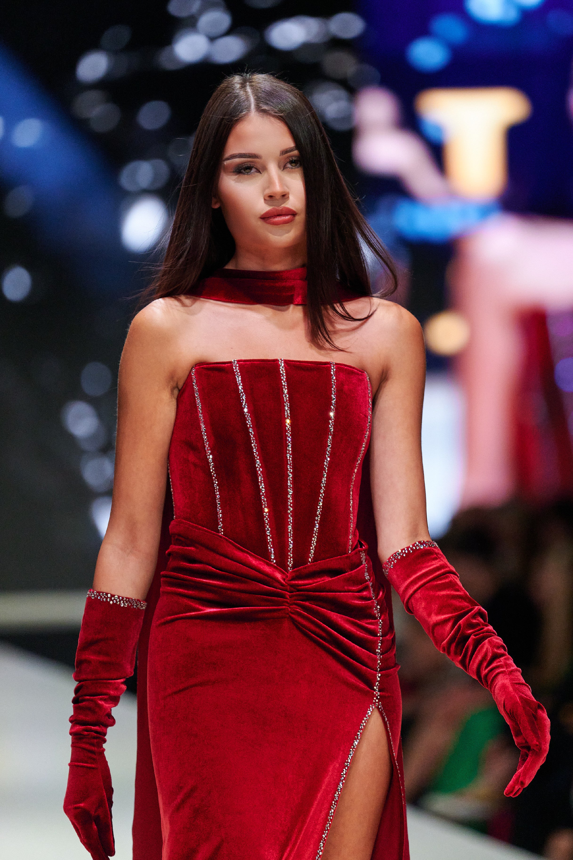 ČERVENÉ SAMETOVÉ ŠATY