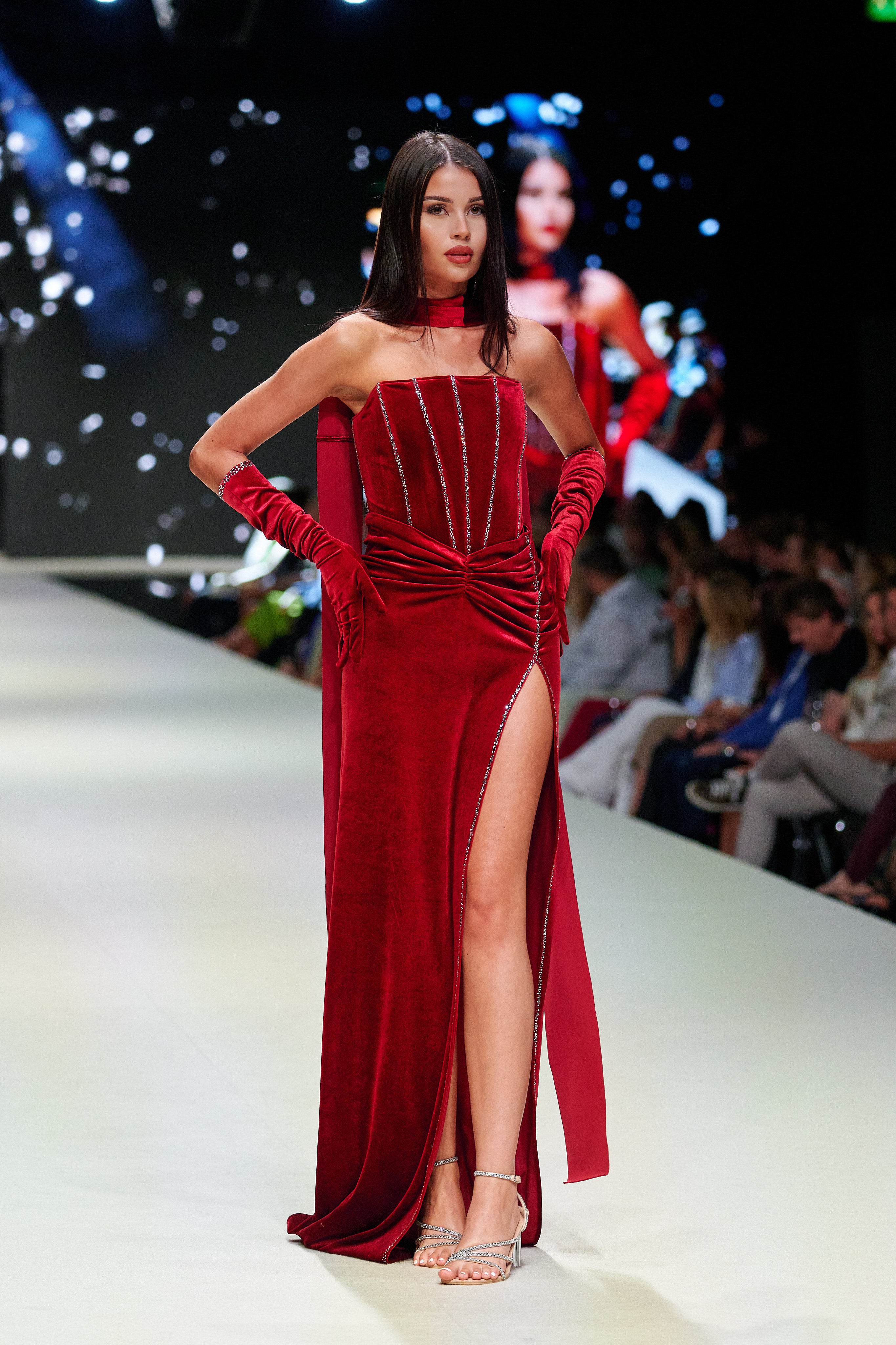 ČERVENÉ SAMETOVÉ ŠATY