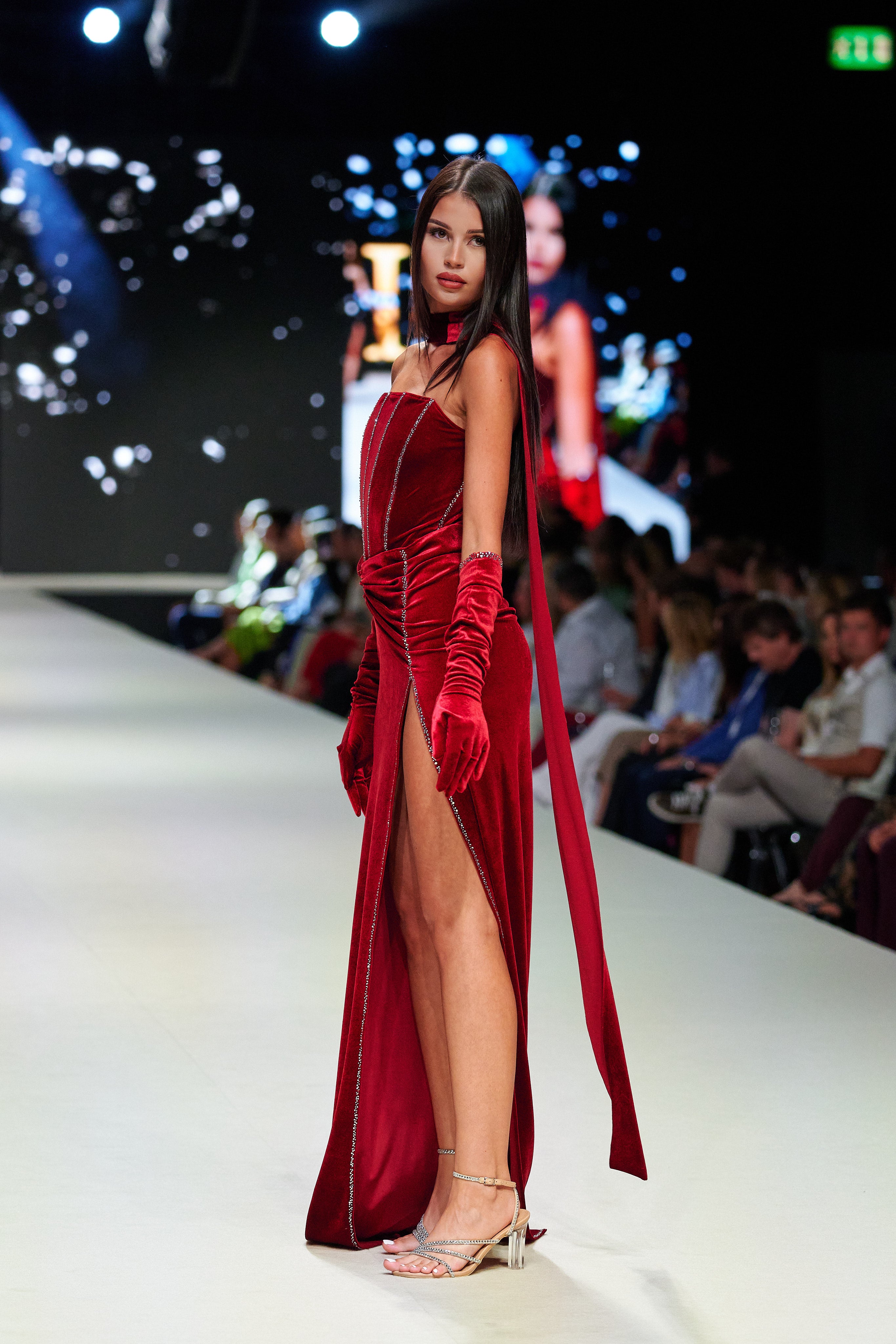 ČERVENÉ SAMETOVÉ ŠATY