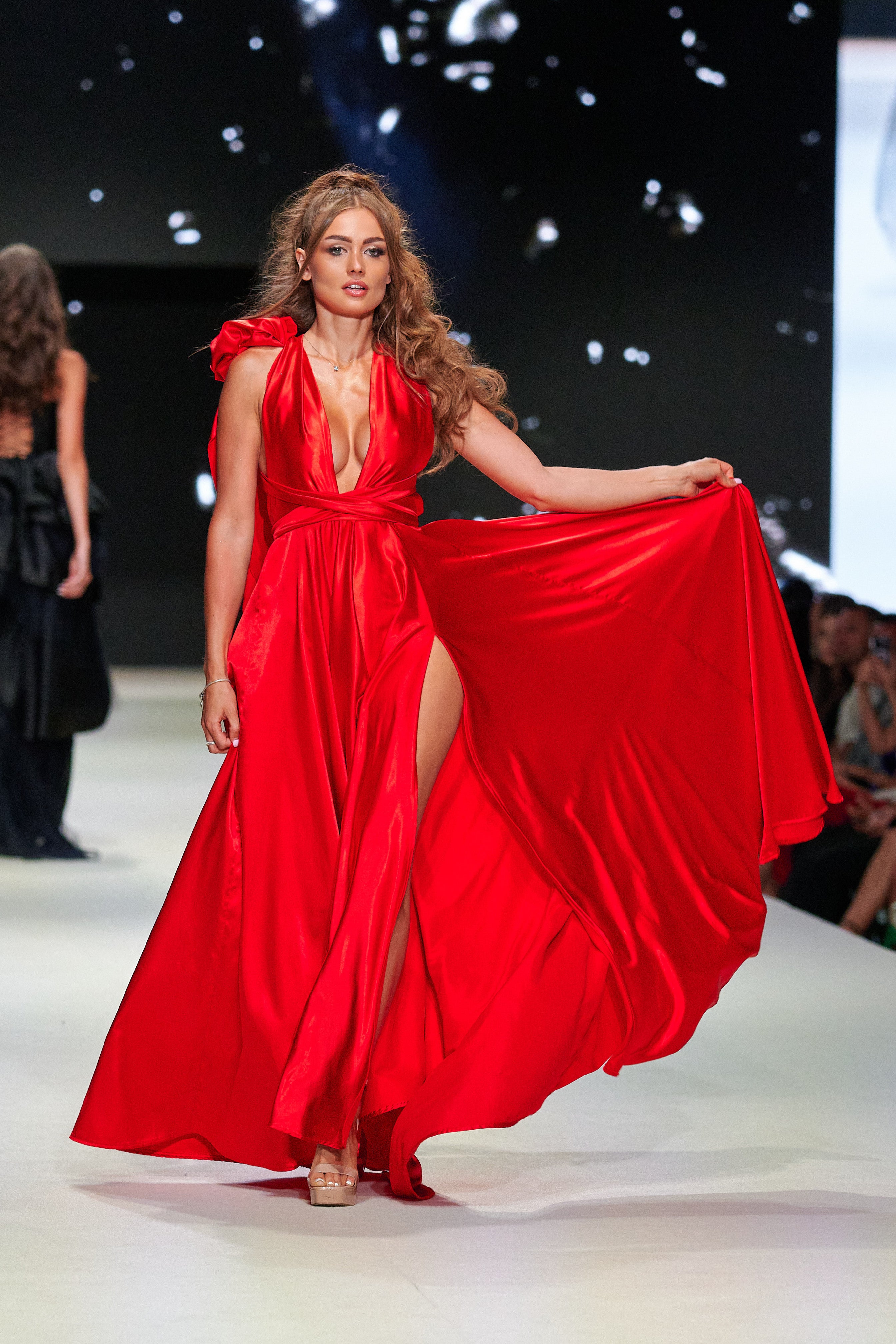 ČERVENÉ SATÉNOVÉ ŠATY