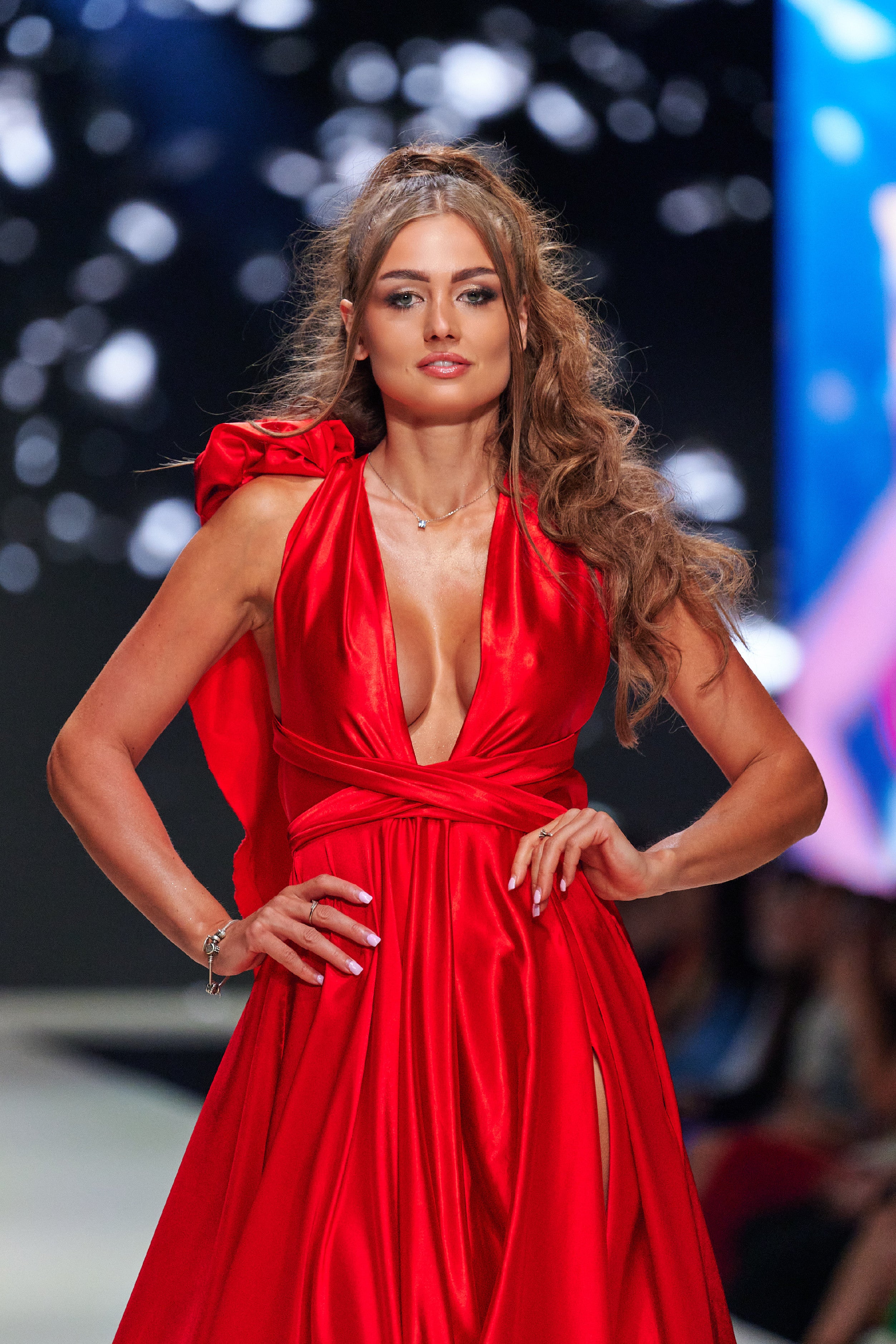 ČERVENÉ SATÉNOVÉ ŠATY