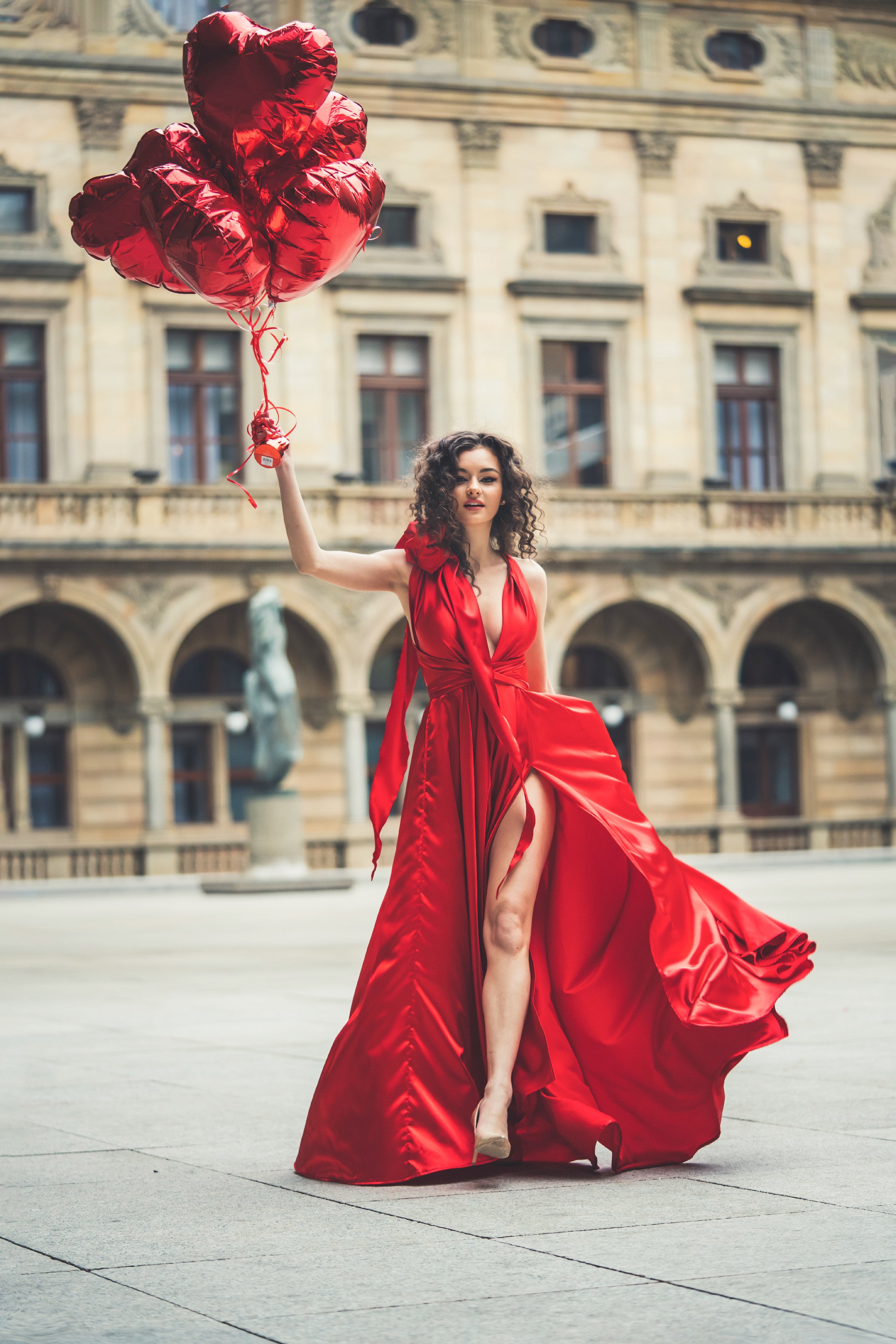 ČERVENÉ SATÉNOVÉ ŠATY