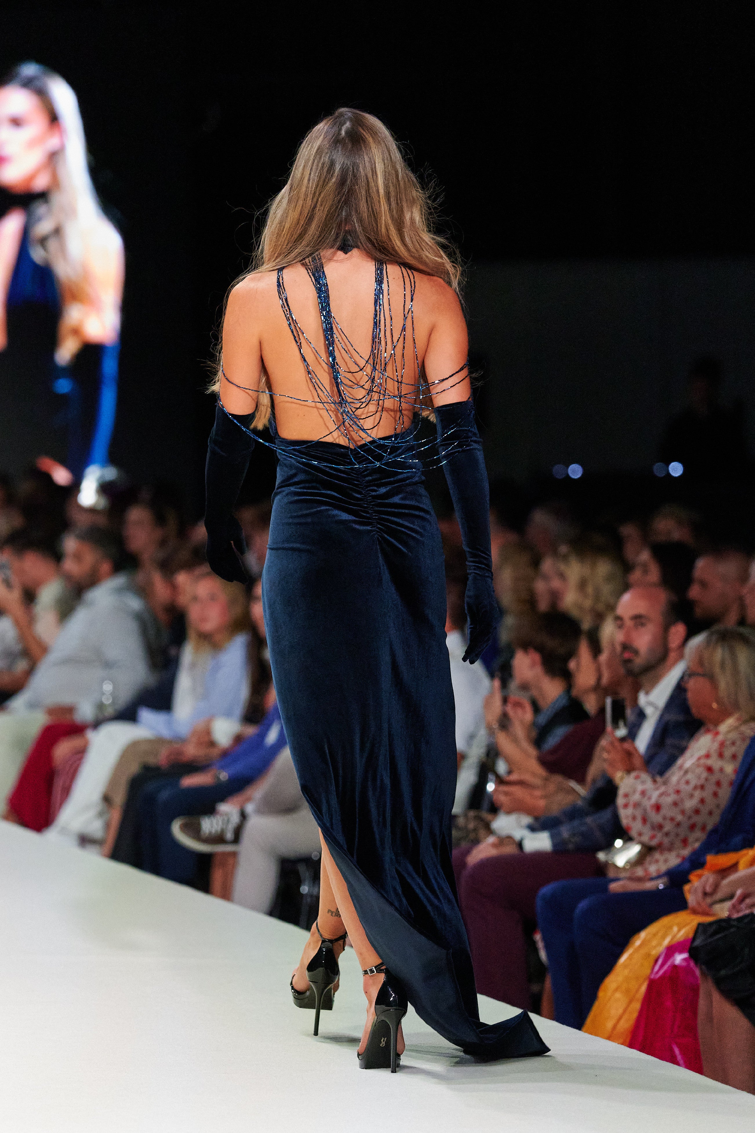 MODRÉ SAMETOVÉ ŠATY S KORÁLKY