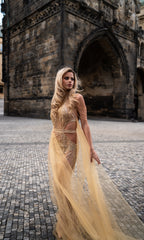 Zlaté šaty s tylem – fotografie 5