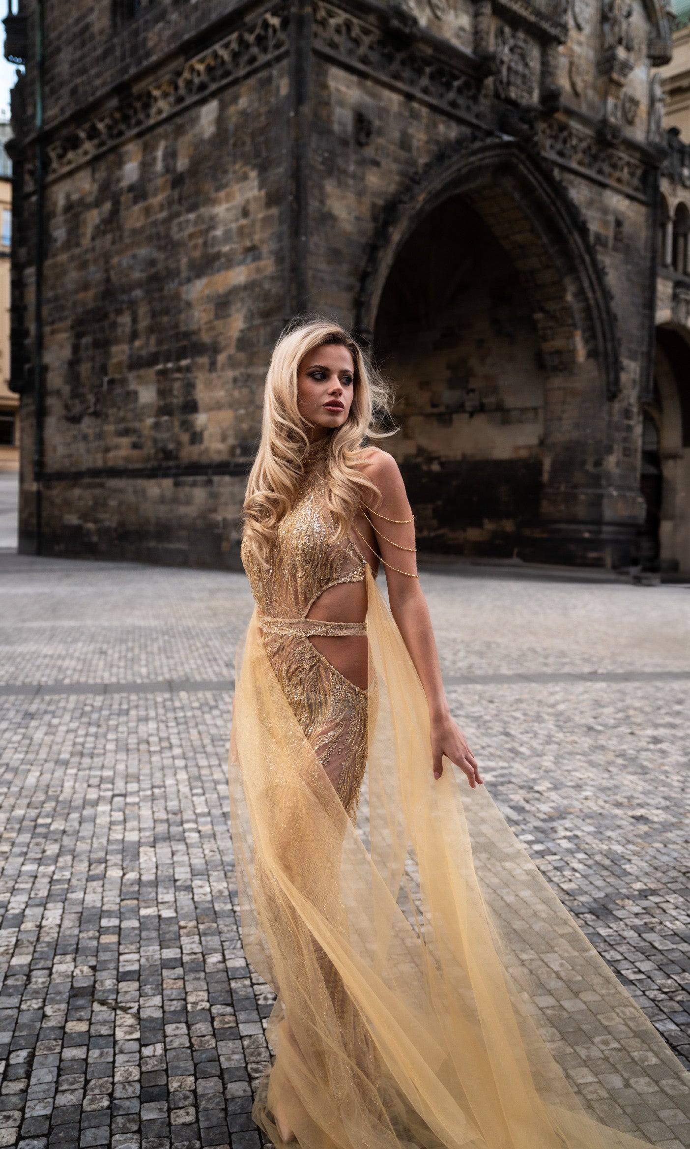 ZLATÉ ŠATY S TYLEM