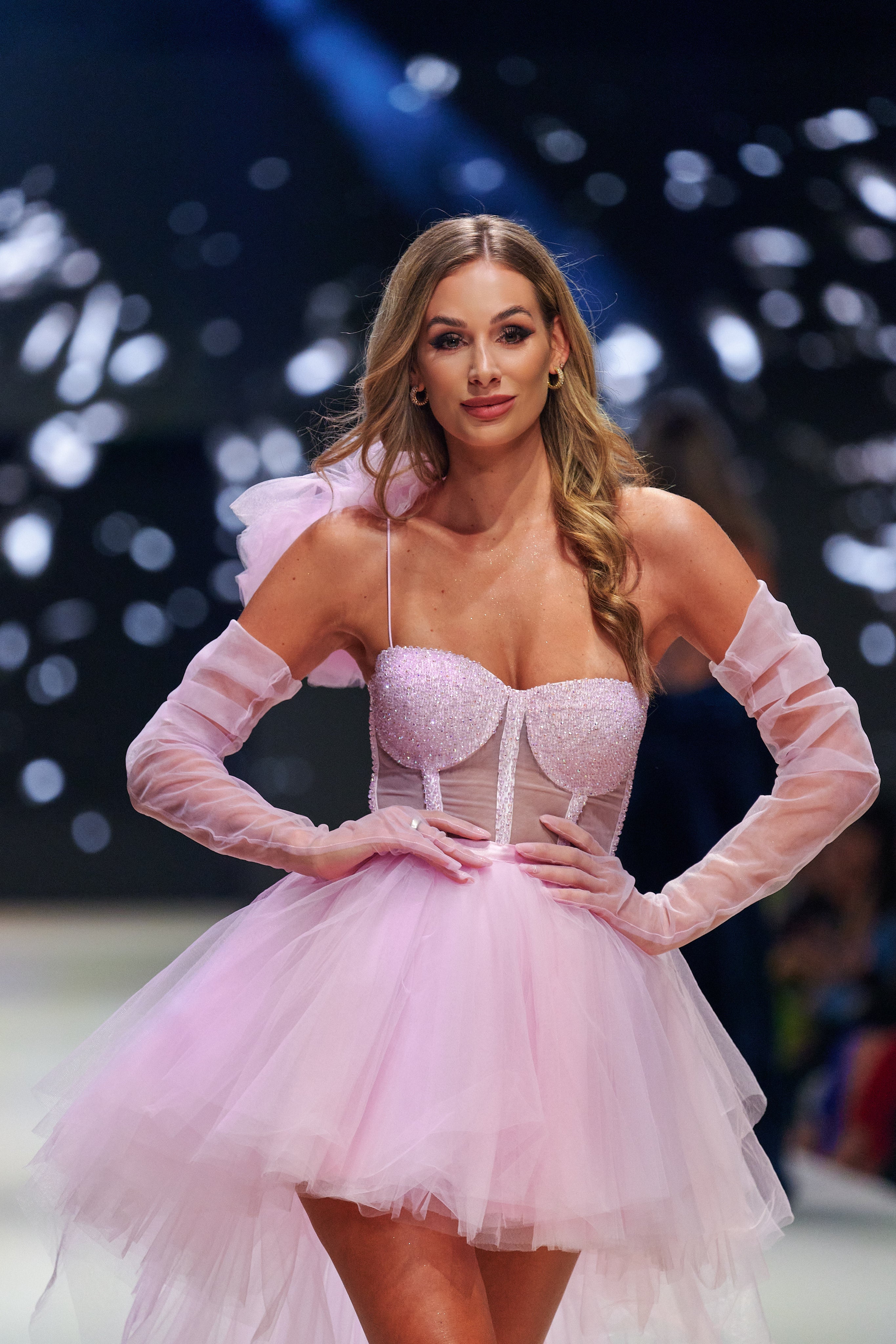 RŮŽOVÉ ŠATY S KORZETEM