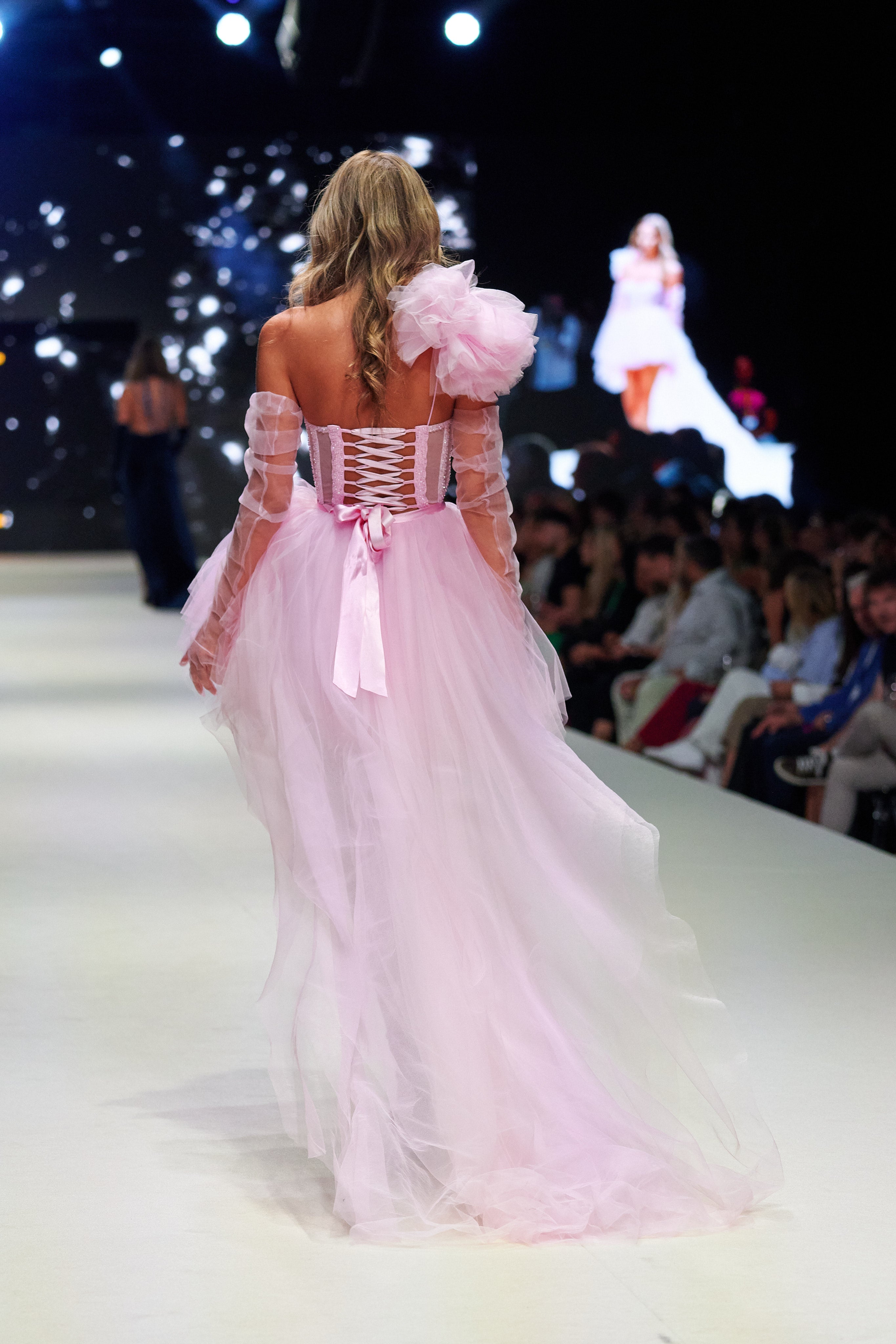 RŮŽOVÉ ŠATY S KORZETEM