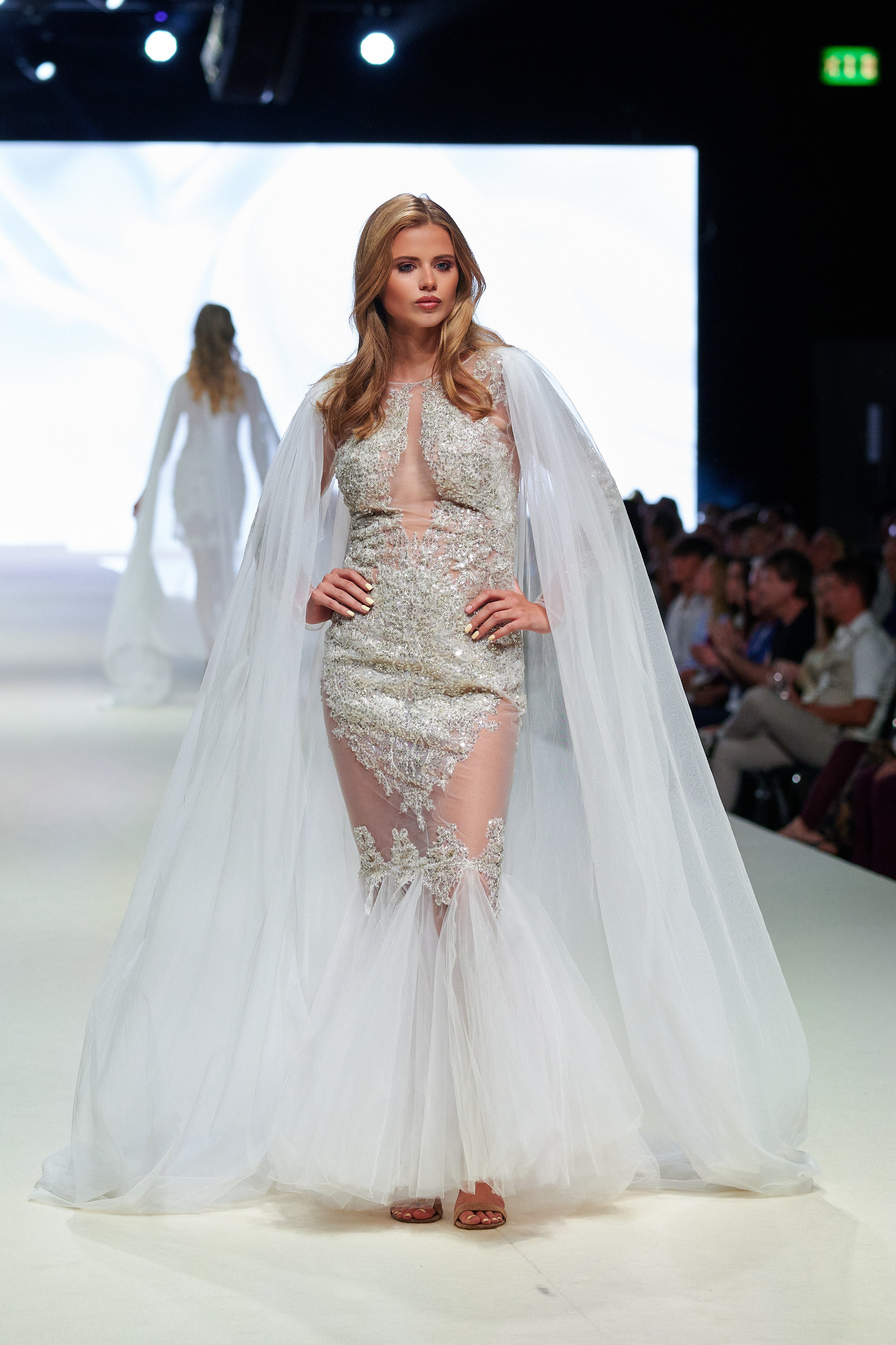 STŘÍBRNO-BÍLÉ ŠATY